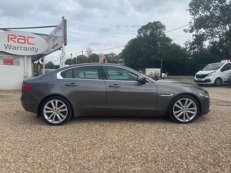 Begagnad Jaguar XE Portfolio 180 HK (132 kW) 2016 Grå Sedan