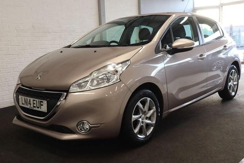 Used Peugeot 208 Active 70 HP (51 kW) 2014 Pink Hatchback