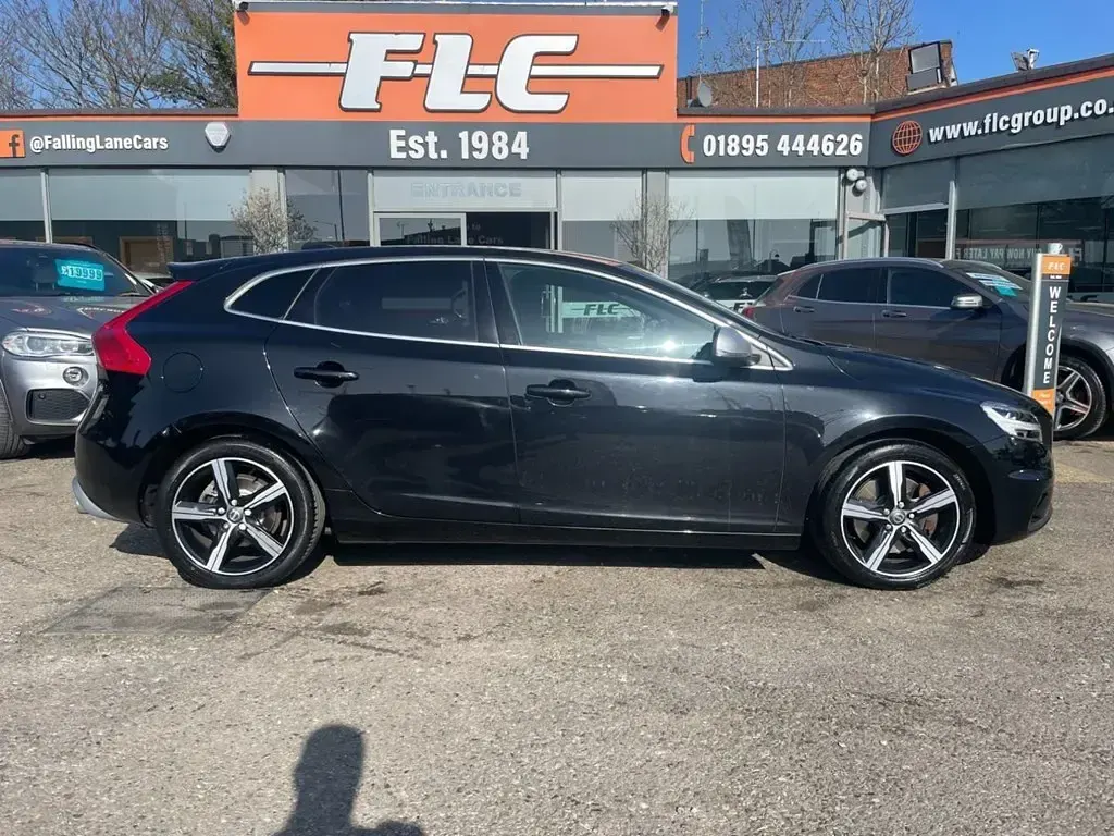 Begagnad Volvo V40 R-Design 152 HK (111 kW) 2019 Svart Halvkombi