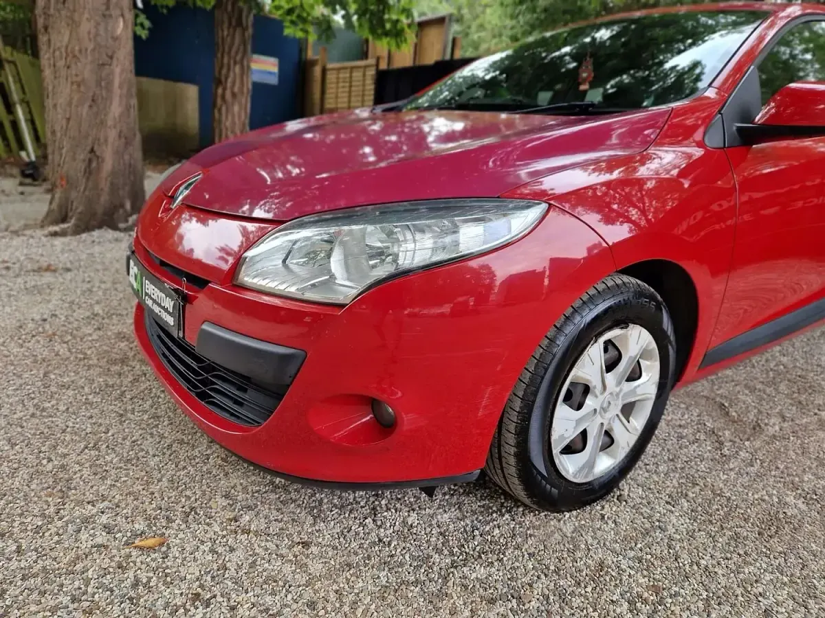 Used Renault Mégane III Expression 100 HP (73 kW) 2011 Red Hatchback