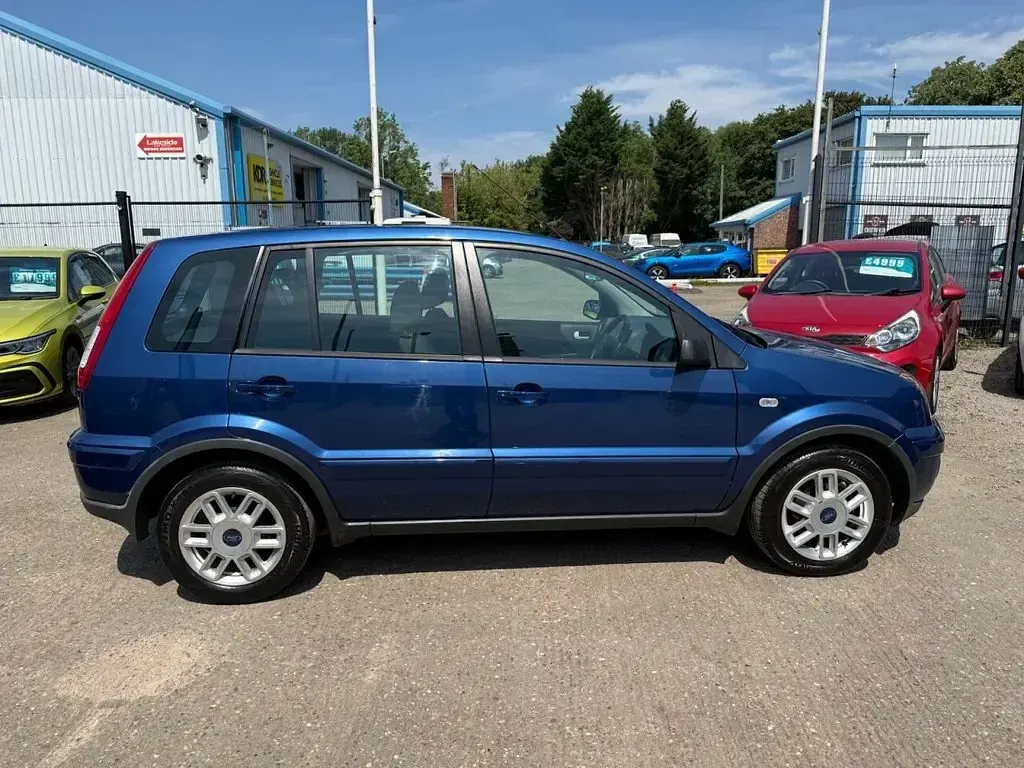Used Ford Fusion Zetec 80 HP (58 kW) 2009 Blue Hatchback