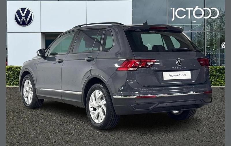 Usado VW Tiguan Life 150 CV (110 kW) 2021 Gris SUV