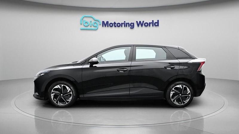 Begagnad MG MG4 EV SE 319 kW (435 HK) 2023 Halvkombi