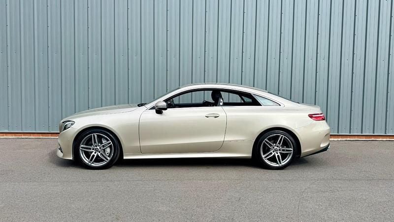 Begagnad Mercedes E220 AMG line 2018 Beige Sportkupé