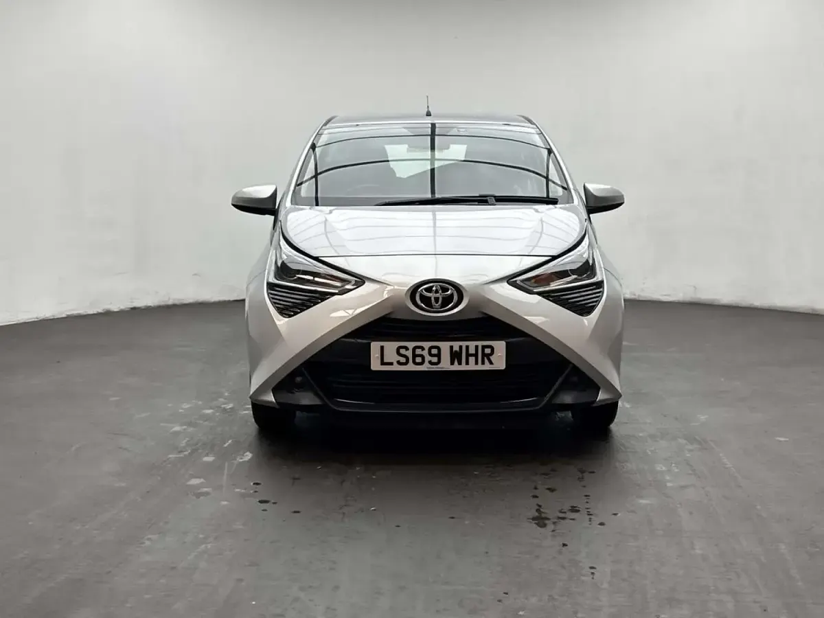 Used Toyota Aygo X-play 72 HP (52 kW) 2019 Silver Hatchback