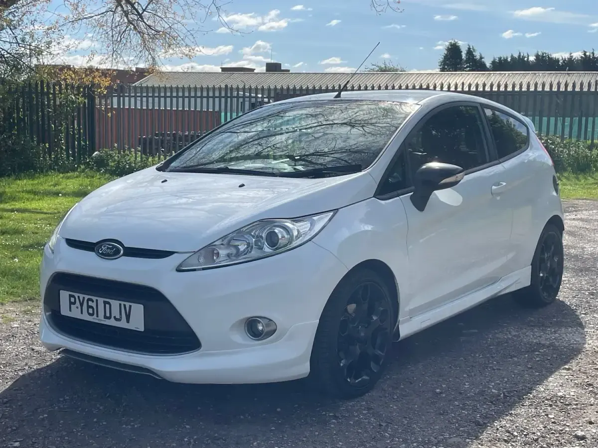 Usado Ford Fiesta Metall 134 CV (98 kW) 2011 Blanco Utilitario