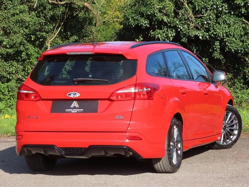 Used Ford Focus ST-Line 120 HP (88 kW) 2017 Red Estate