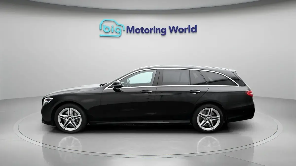 Second-hand Mercedes E300 AMG line 302 CP (222 kW) 2022 Negru Break