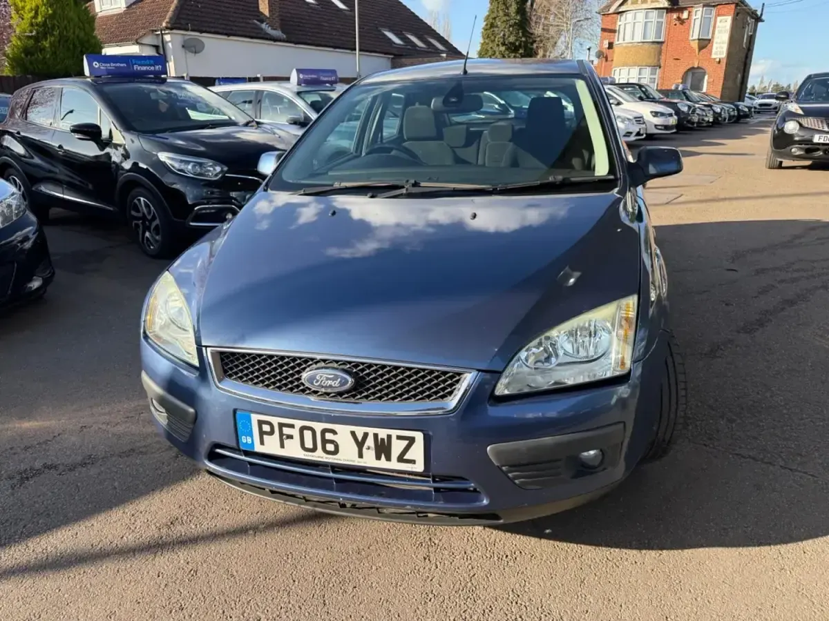 Begagnad Ford Focus Ghia 136 HK (100 kW) 2006 Blå Halvkombi