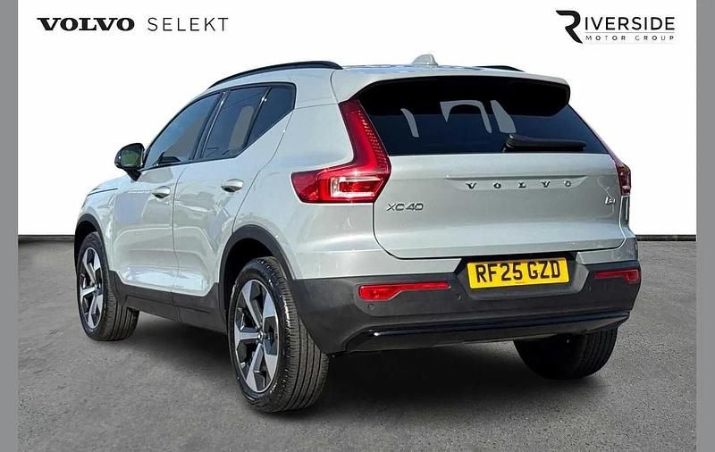 Usado Volvo XC40 Plus 197 HP (144 kW) 2025 Cinzento SUV
