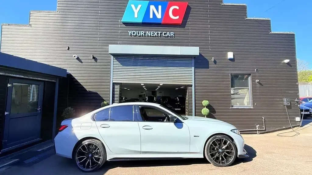 Begagnad BMW 330e M Sport 2023 Grå Sedan