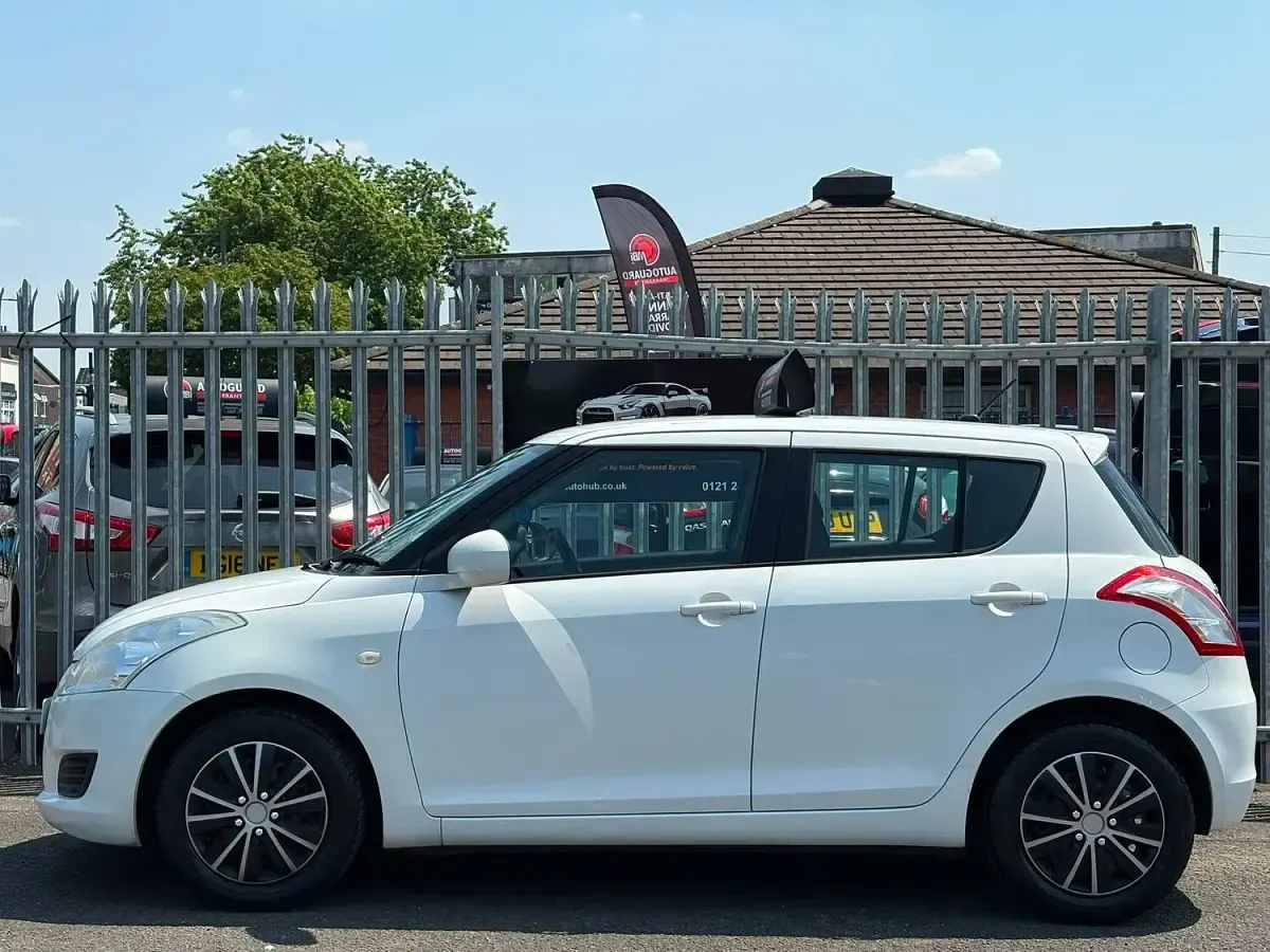 Used Suzuki Swift 2012 White Hatchback
