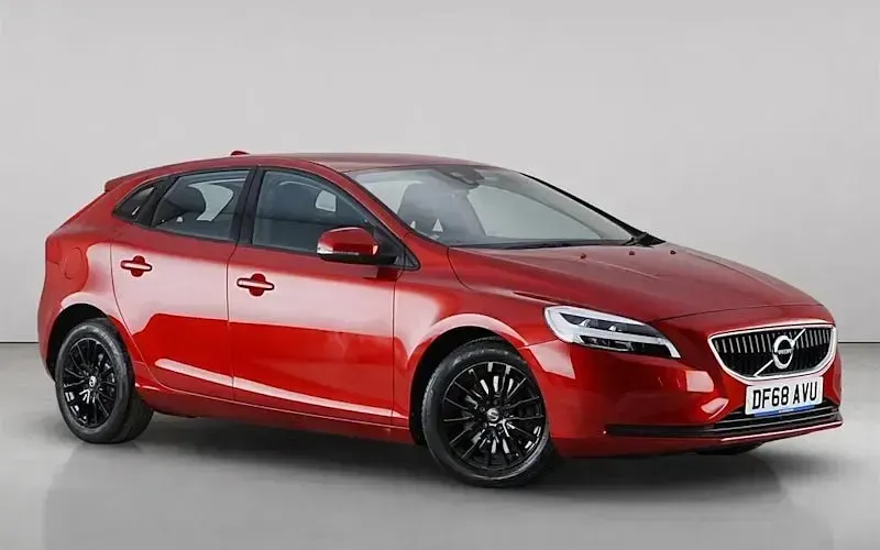 Used Volvo V40 Momentum 120 HP (88 kW) 2018 Hatchback