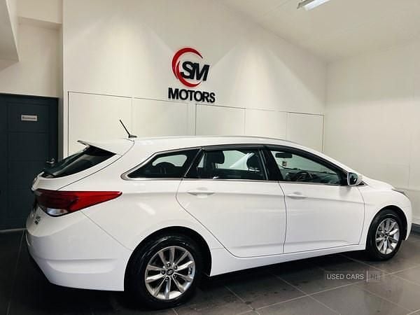 Used Hyundai i40 115 HP (84 kW) 2015 White Estate