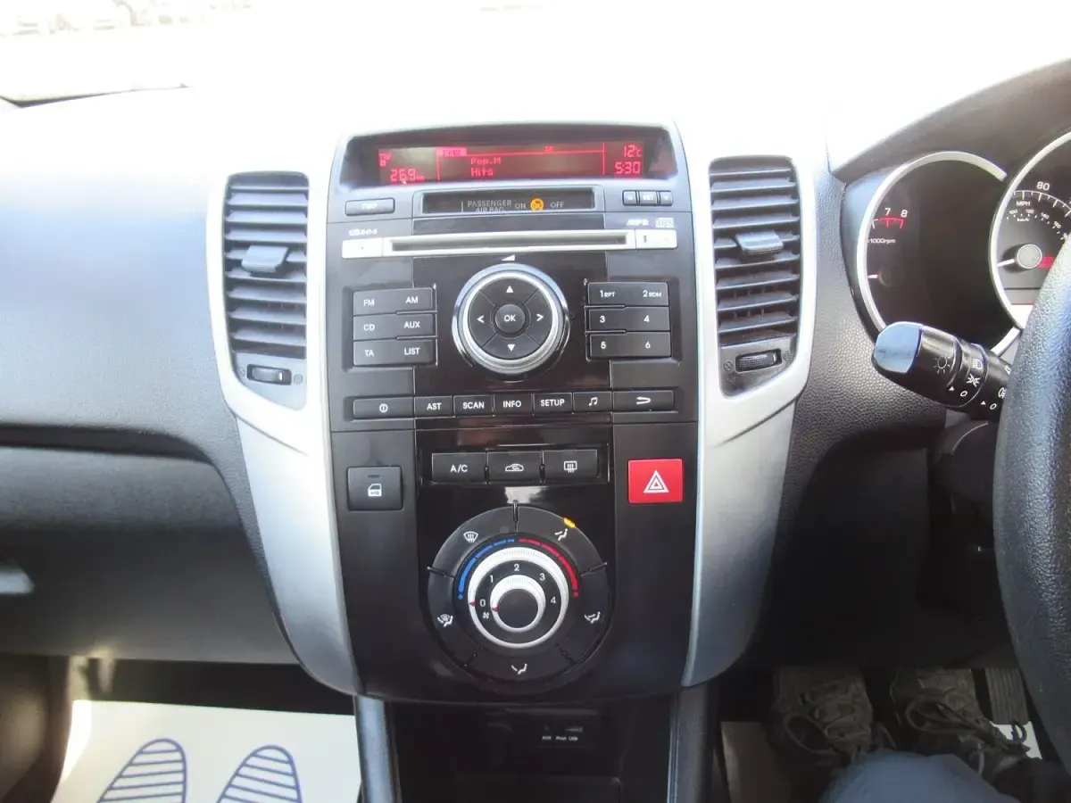 Used Kia Venga 90 HP (66 kW) 2010 White Hatchback