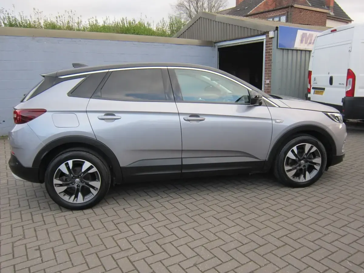 Used Vauxhall Grandland X SRi 130 HP (95 kW) 2019 Grey SUV
