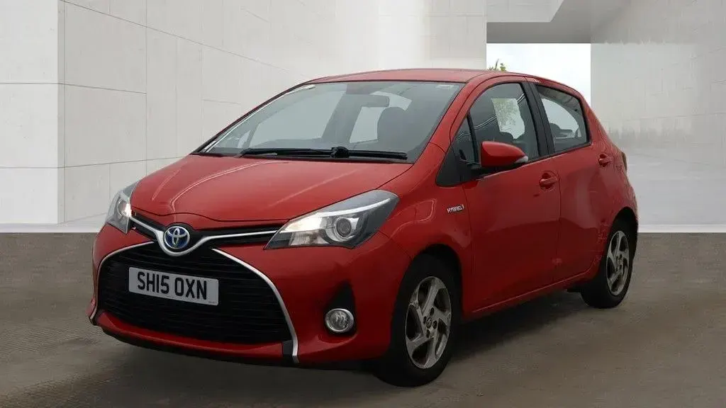 Second-hand Toyota Yaris Hybrid 101 CP (74 kW) 2015 Roșu Hatchback