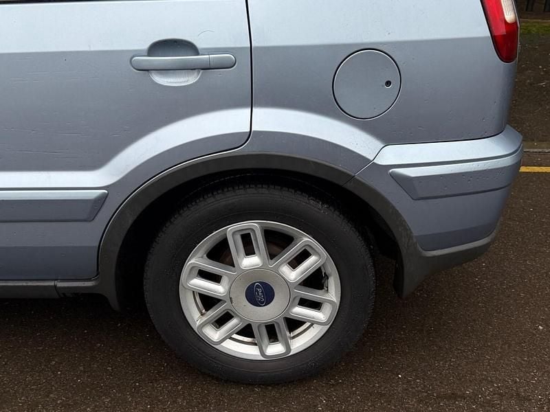 Used Ford Fusion Zetec 80 HP (58 kW) 2006 Blue Hatchback