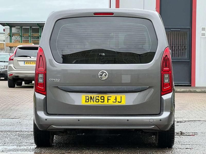 Used Vauxhall Combo Design Edition 100 HP (73 kW) 2019 Grey MPV