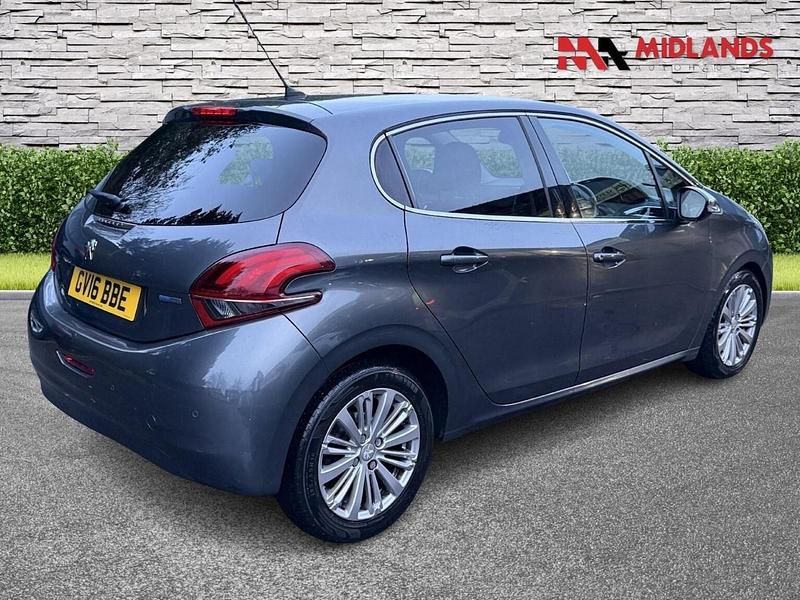 Used Peugeot 208 Allure 110 HP (80 kW) 2016 Grey Hatchback