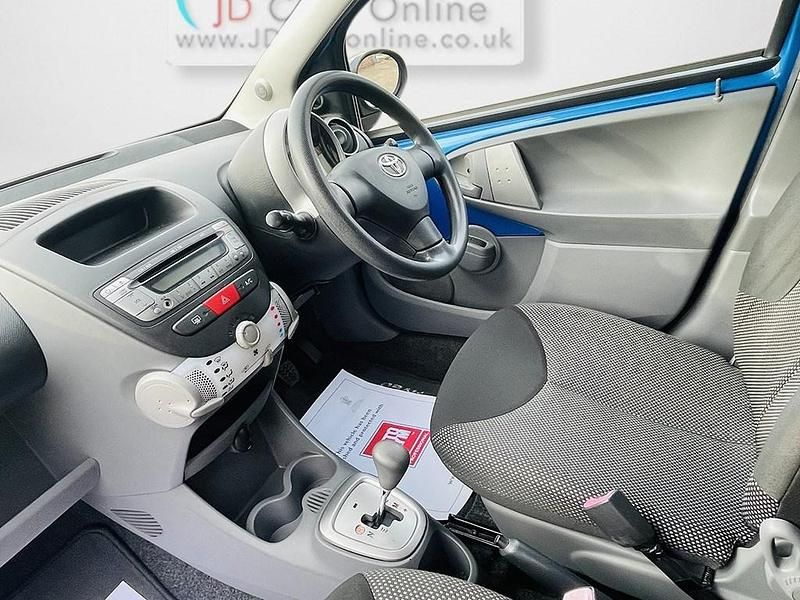 Used Toyota Aygo 67 HP (49 kW) 2010 Blue Hatchback