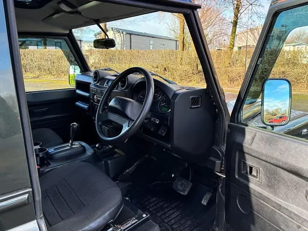 Used Land Rover Defender 122 HP (89 kW) 2007 Green Estate