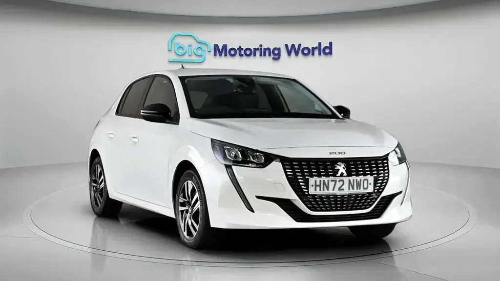Used Peugeot 208 Allure+ 100 HP (73 kW) 2022 White Hatchback