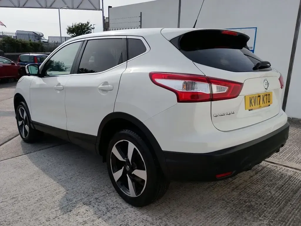 Used Nissan Qashqai N-Connecta 110 HP (80 kW) 2017 White SUV