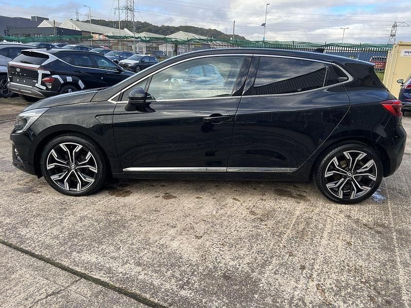 Used Renault Clio V Techno 89 HP (65 kW) 2022 Black