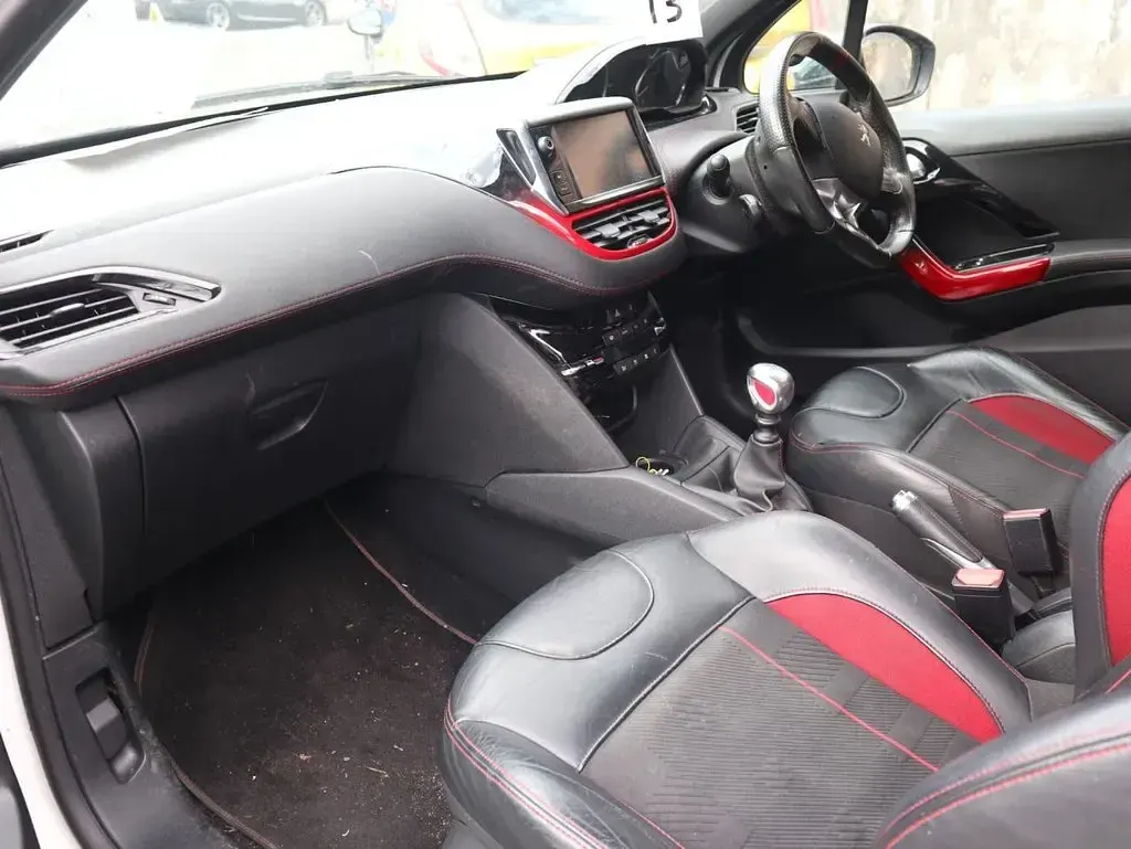 Used Peugeot 208 GTi 200 HP (147 kW) 2015 White Hatchback