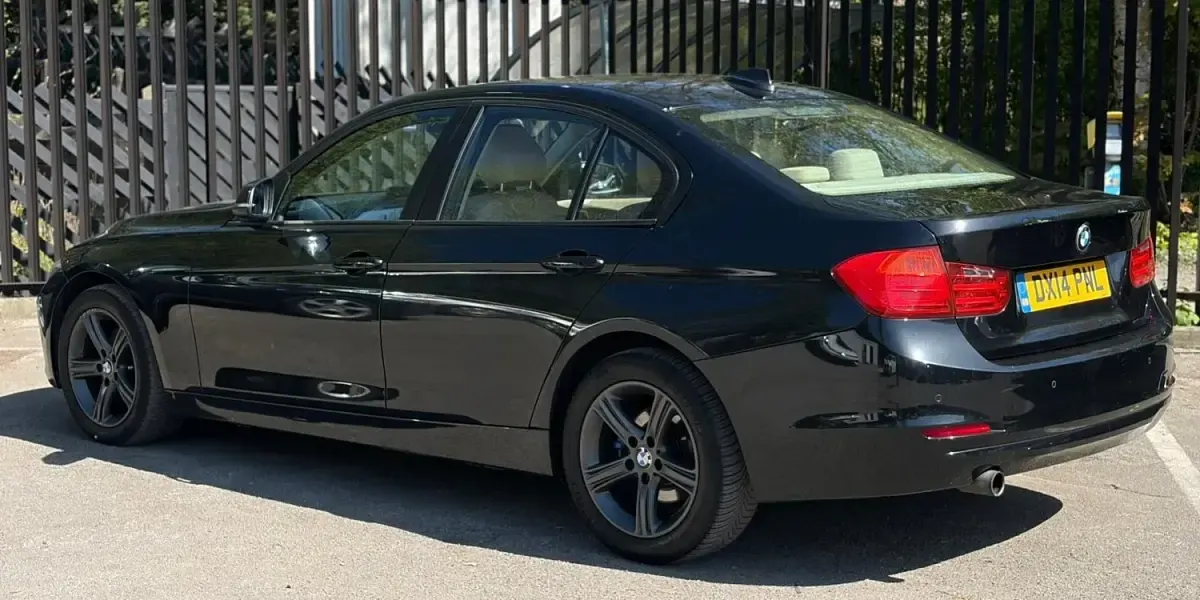 Begagnad BMW 320 2014 Svart Sedan