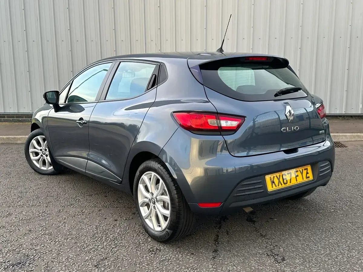 Used Renault Clio 90 HP (66 kW) 2023 Silver Hatchback