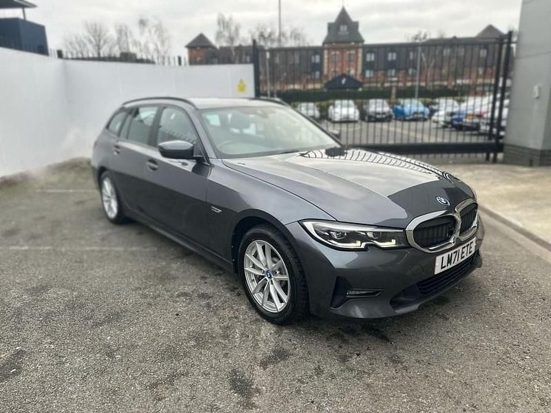 Begagnad BMW 330e Performance 2021 Grå Kombi