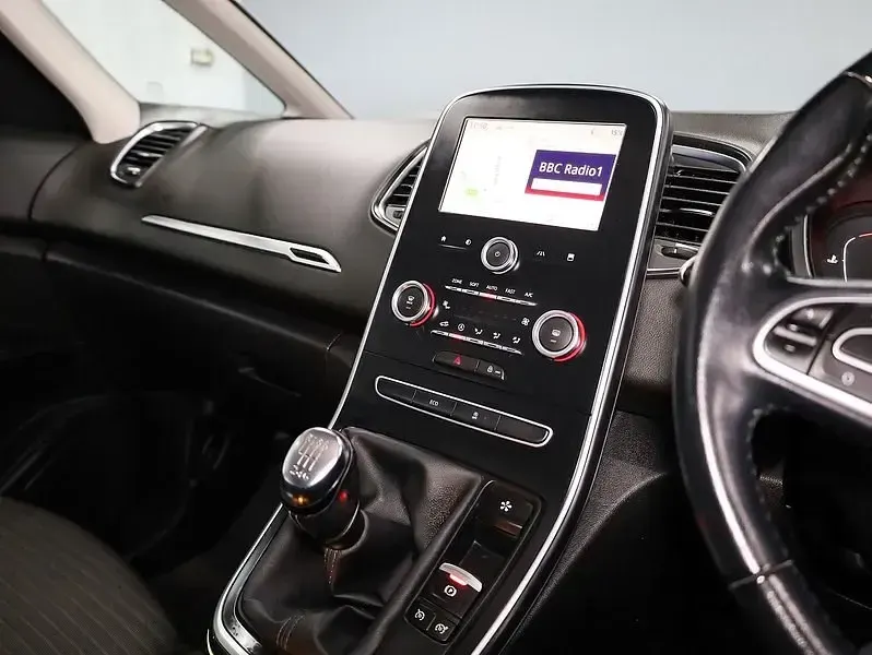 Usado Renault Scénic IV Dynamique 110 HP (80 kW) 2017 Cinzento Monovolume