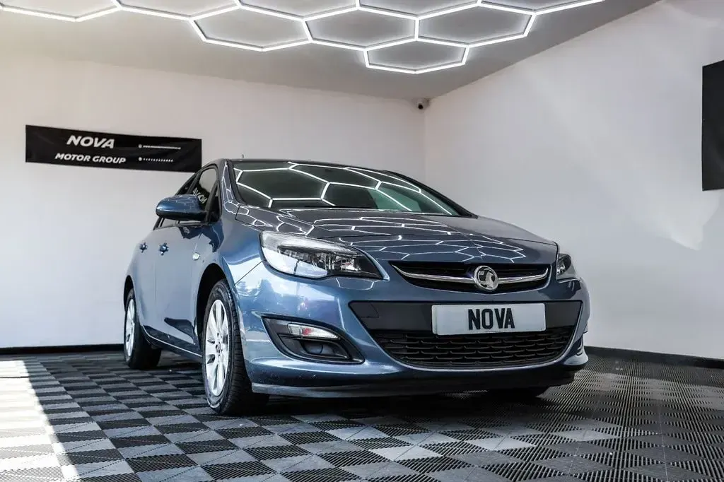Used Vauxhall Astra Design Edition 100 HP (73 kW) 2014 Blue Hatchback