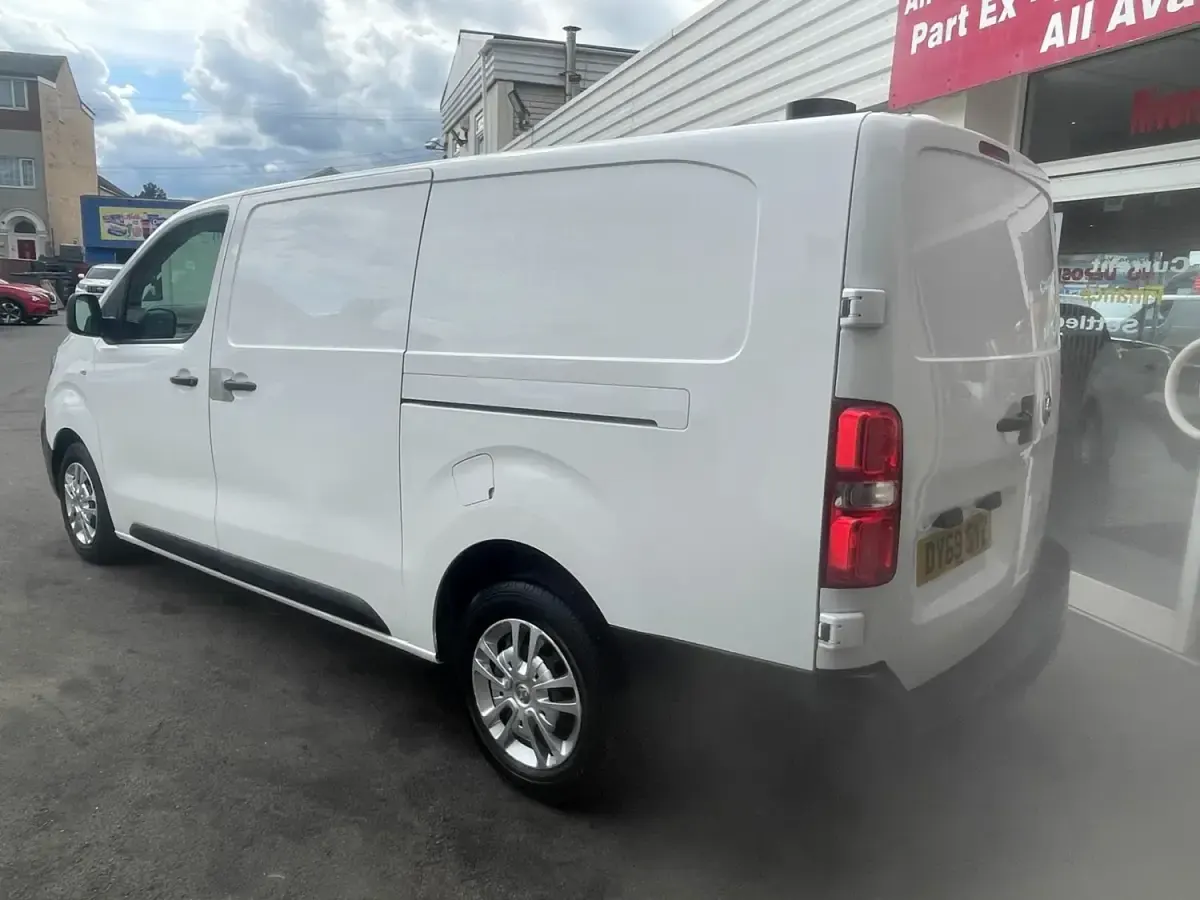 Used Vauxhall Vivaro 100 HP (73 kW) 2019 White MPV