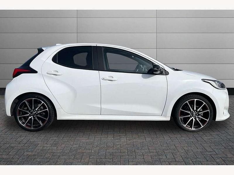Used Toyota Yaris Hybrid Sport 113 HP (83 kW) 2023 White Hatchback