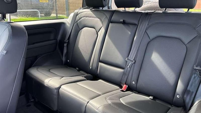 Used Land Rover Defender SE Dynamic 249 HP (183 kW) 2025 White SUV