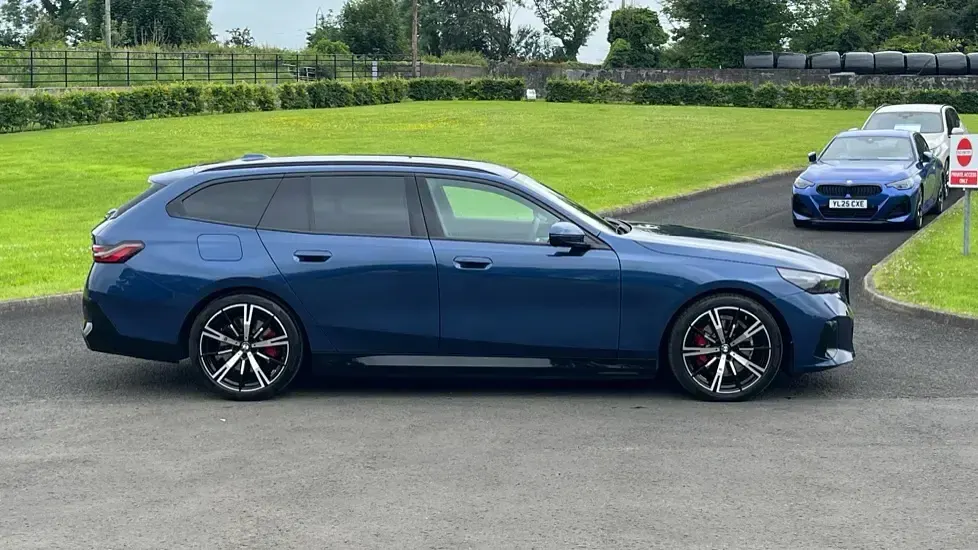 Used BMW 530e M Sport 295 HP (216 kW) 2026 Blue Estate