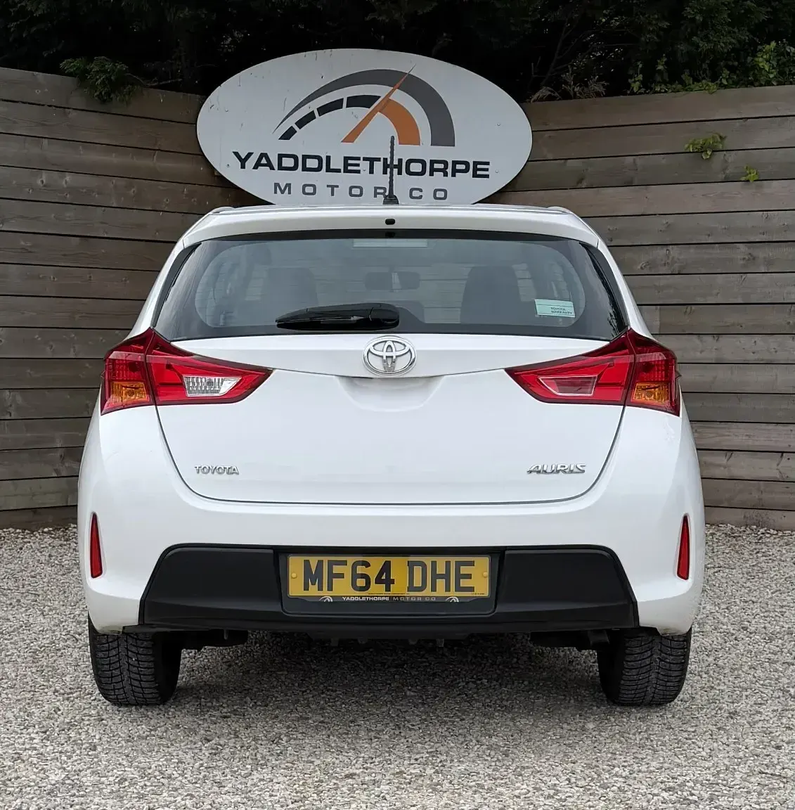 Used Toyota Auris Active 90 HP (66 kW) 2014 White Hatchback