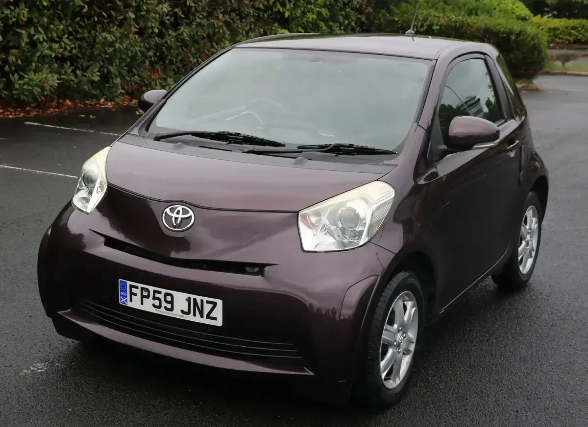 Used Toyota iQ 68 HP (50 kW) 2010 Mauve/purple Hatchback