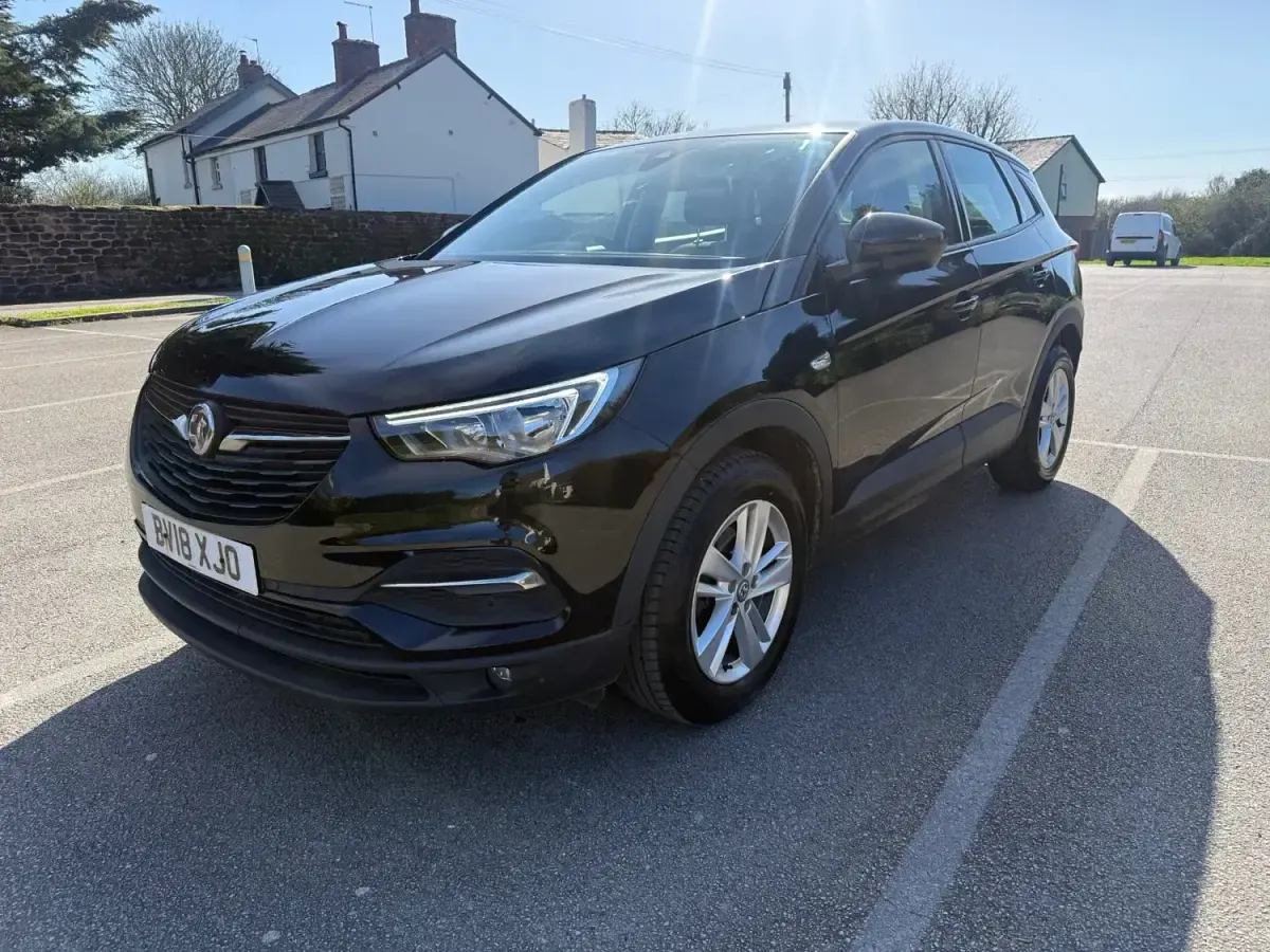 Usado Vauxhall Grandland X S 120 HP (88 kW) 2018 Preto SUV