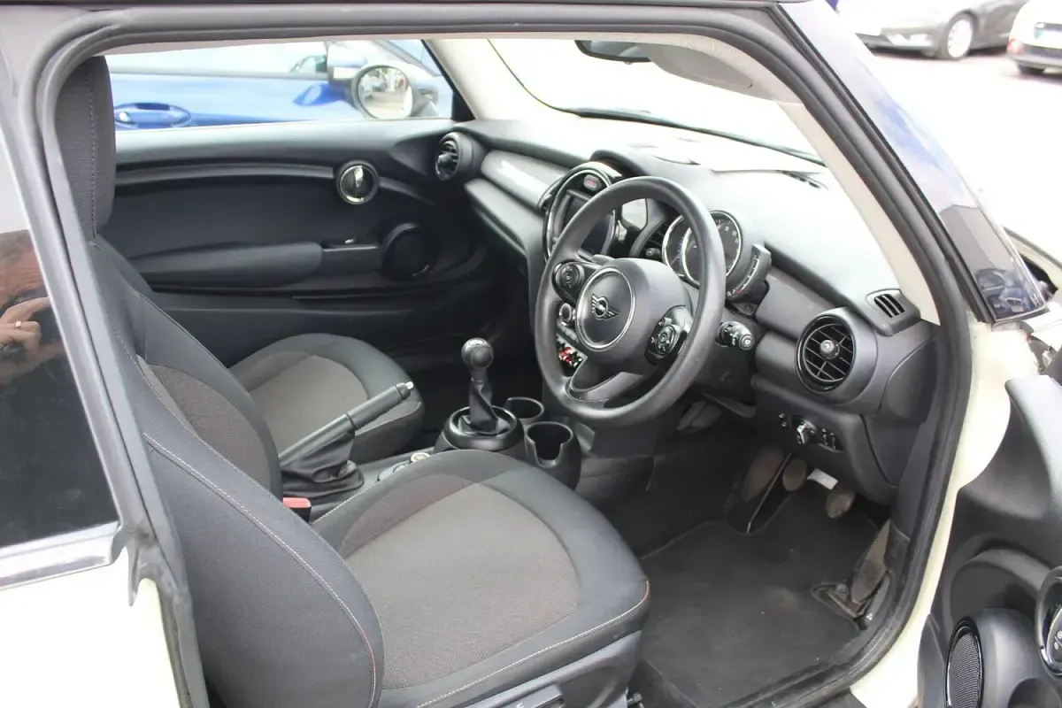 Used Mini Cooper Hatch 136 HP (100 kW) 2018 White Hatchback