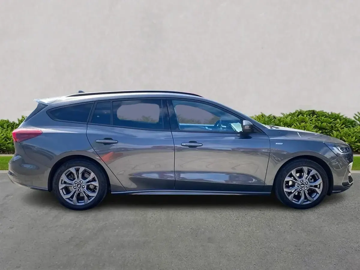 Usado Ford Focus ST-Line 125 HP (91 kW) 2023 Cinzento Carrinha