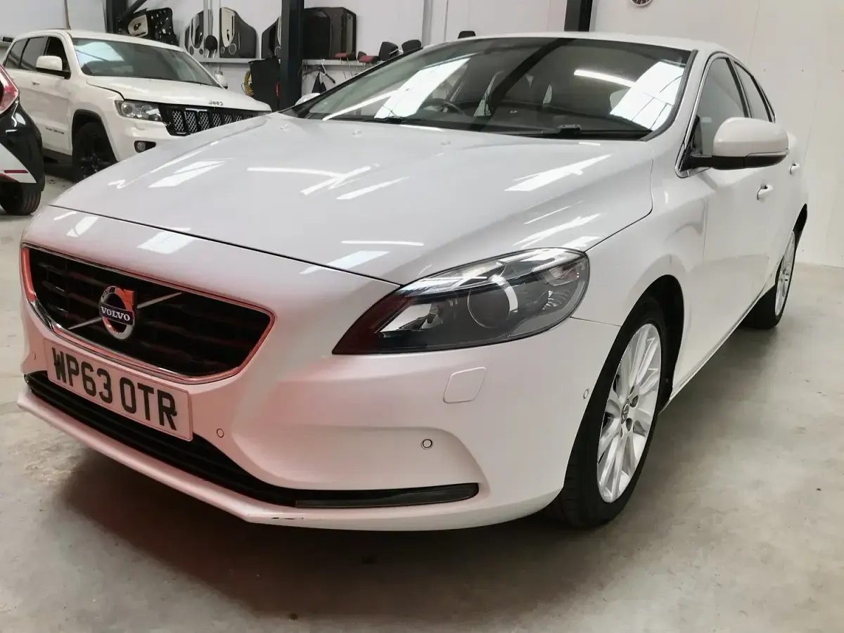 Used Volvo V40 SE Lux 115 HP (84 kW) 2013 White Hatchback