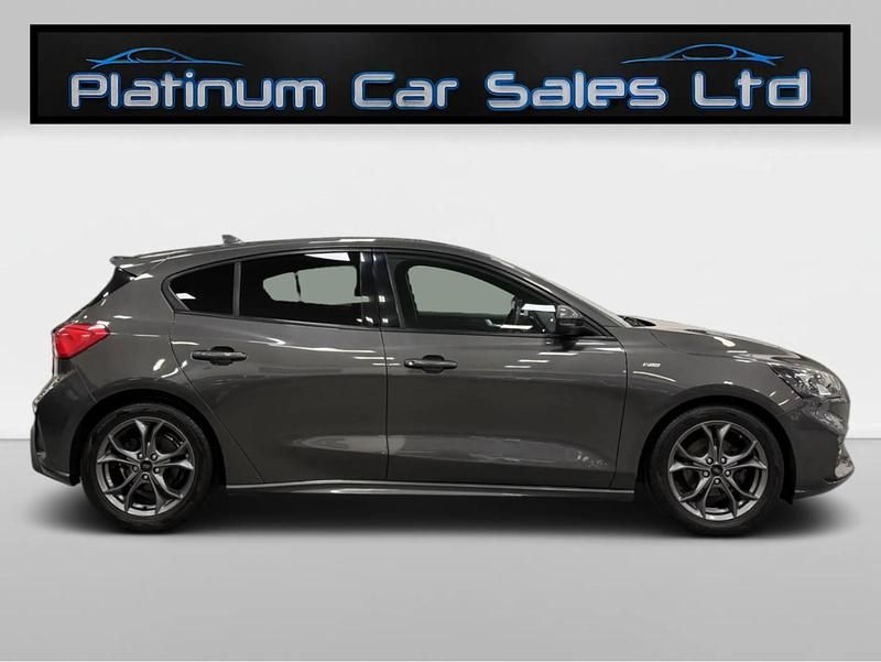 Usado Ford Focus ST-Line 120 HP (88 kW) 2018 Cinzento Citadino