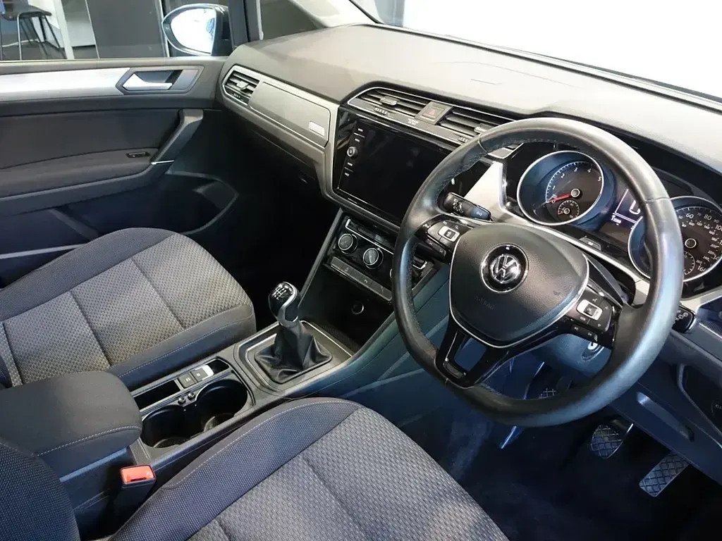 Usado VW Touran Family 150 HP (110 kW) 2019 Cinzento Monovolume