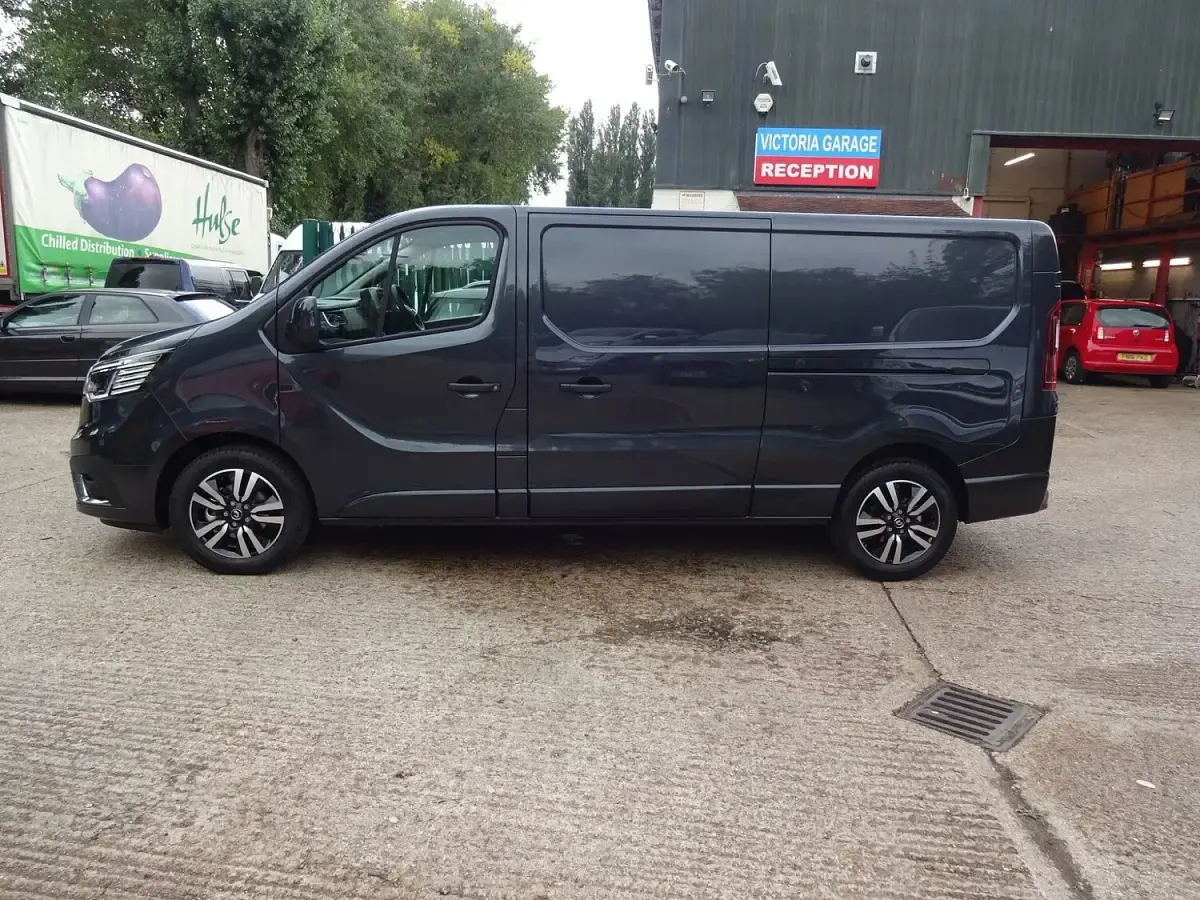 New Renault Trafic 148 HP (108 kW) 2025 Black MPV