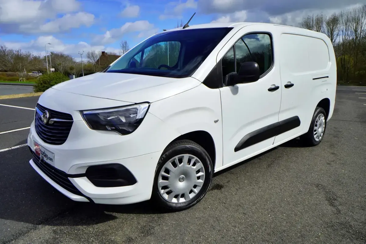 Second-hand Vauxhall Combo Sportive 100 CP (73 kW) 2020 Alb Monovolum