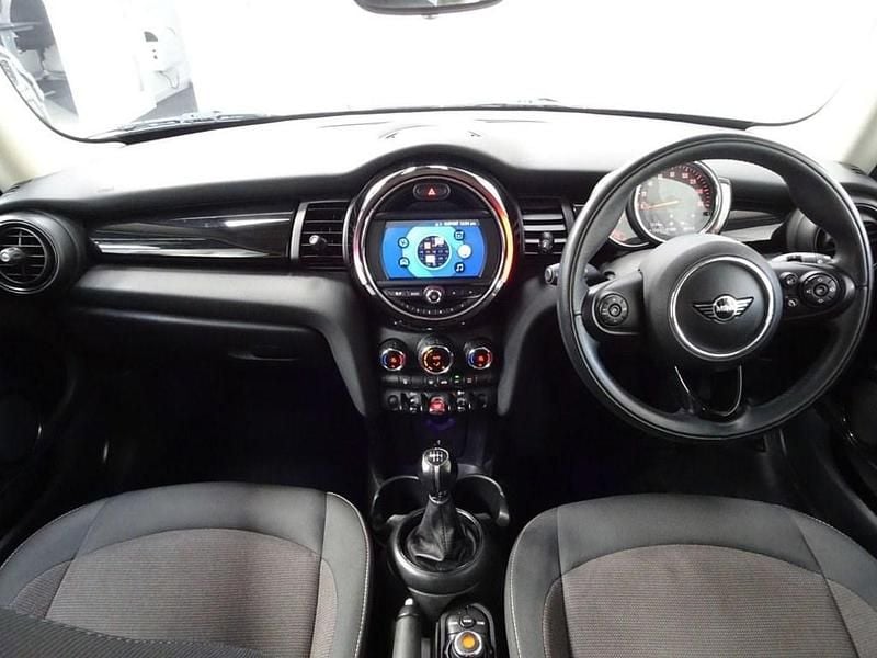 Begagnad Mini ONE Hatch 102 HK (75 kW) 2018 Blå Halvkombi